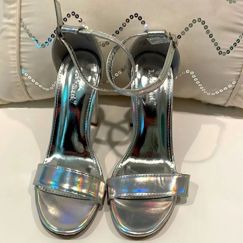 NEW Lov Mark iridescent Silver Heeled Sandal Size 6